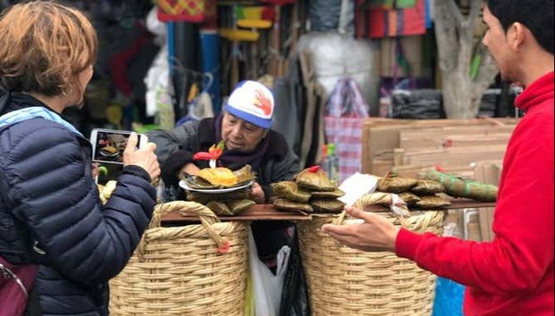 Haciendo una foto a un puesto de comida callejera