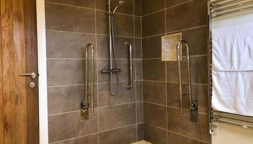 Fields End Lodges - Photo 2, Shower