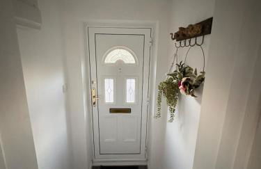 Northampton 2 King Bed SKY TV Driveway Earls Barton - Photo 8