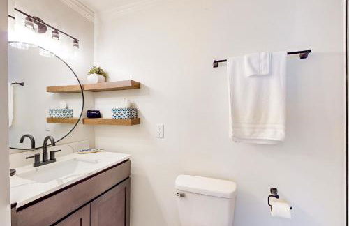 Poolside Bliss! Christian Pass Family Home with Yard - Foto 17