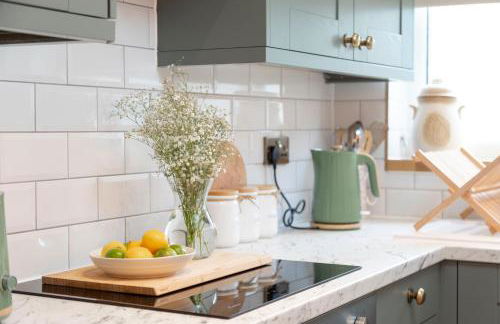 Sleeps 6. Free Wifi. Free Parking central location. - Photo 15