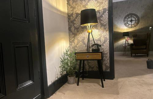 Park View is a beautiful whole entire house close to town centre, sleeps 8 in 4 rooms, 2 doubles and 4 single beds with 2 shower rooms, available for holidays, insurance stays, trades people, contractors, pets welcome - Foto 41