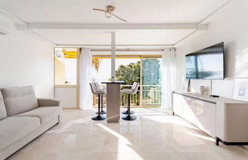 Luxury Apartment with Sea View and Private Beach Access - Photo 2