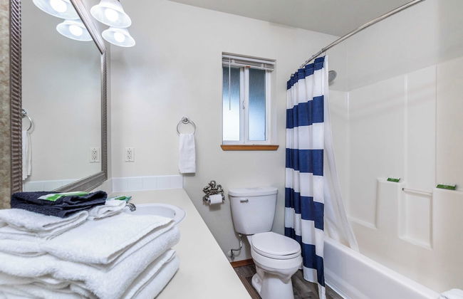 Seaside Getaway by Avantstay Deck w/ Views - Photo 11