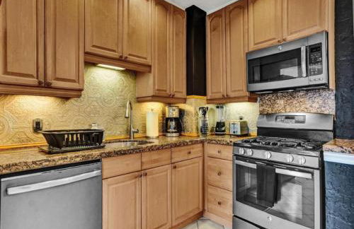 3 min. walk to Wilton Drive, pool and huge yard - Photo 30