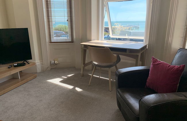 Beach Front 2-bed Apartment With Deck & BBQ - Foto 6