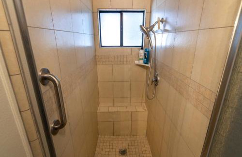 Creature Comforts Suite-Private Hot Tub-Sleeps 2 - Foto 6