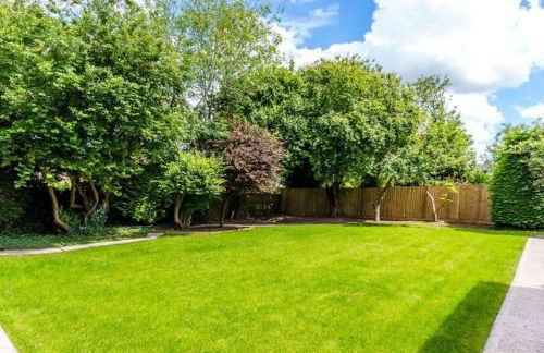 Very Large 5 Bed House Higham Ferrers family and contractors king beds Sky TV Pool Table Gym - Foto 7