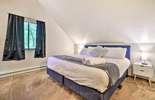 Walk to Lake Game Room Getaway in Pocono Summit! - Foto 24