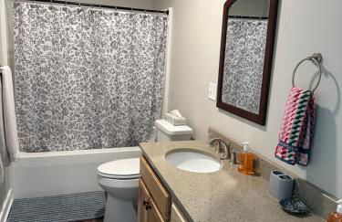 All Decked Up - wifi, view, river access, fire pit, 3 bedrooms, games, family friendly - Foto 27