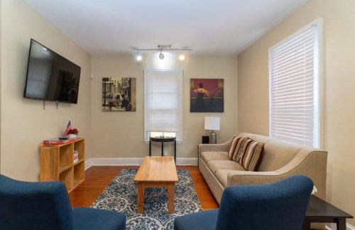 The Broadway Bungalow Walk to Riverwalk Dining! - Foto 1