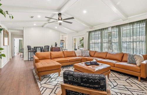 Boho Retreat with 2 Masters and Plenty of Space - Foto 6