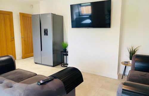 Modern Family Home with Off-Road Parking - Foto 11