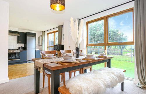 Beautiful City Centre Apartment with Free Parking, Fast-Wifi, SmartTV with Netflix and Private Garden by Yoko Property - Foto 7