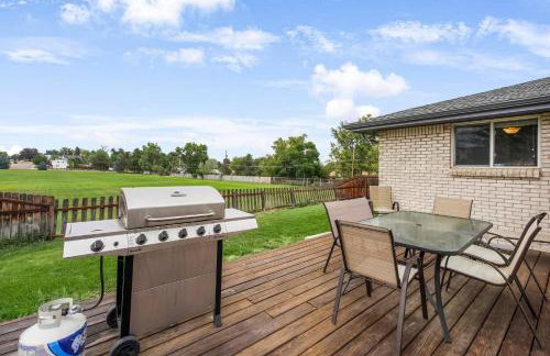 Arvada Retreat + 6 BD + Movie Theater - Photo 3