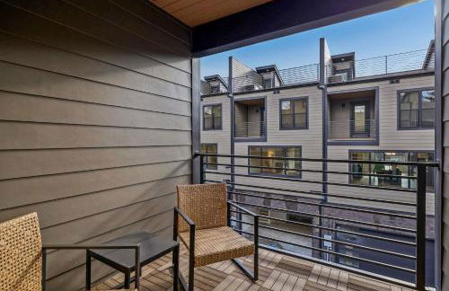 Modern Multi-Level Retreat with Rooftop Hot Tub - Foto 57