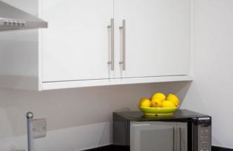 6 BR 3 Bath Spacious Tudor House & Free Parking - Foto 14