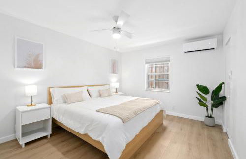 M Lake Worth Beach - Modern Villas Near West Palm Beach, Chic Retro Vibes, King Bed, Cozy Backyard, BBQ, Workspace, High-Speed Internet, Free Parking, 5 Minutes to Downtown & Beach - Foto 36