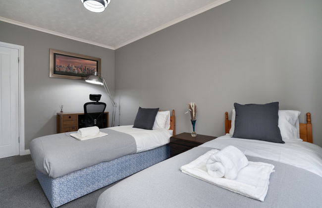 2-bed Flat, Wishaw, Free Parking, Family-friendly - Photo 4