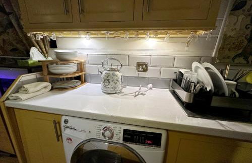 BrightOwl Waterside Narrowboat Cottage Experience - Foto 40