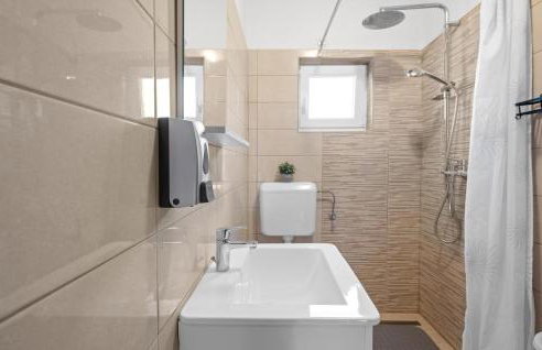 Awesome Home In Tinj With Jacuzzi - Photo 25