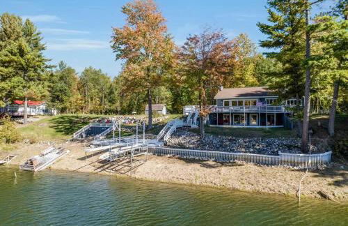 Lakefront Luxury with Private Beach, Sleeps 14 - Foto 1
