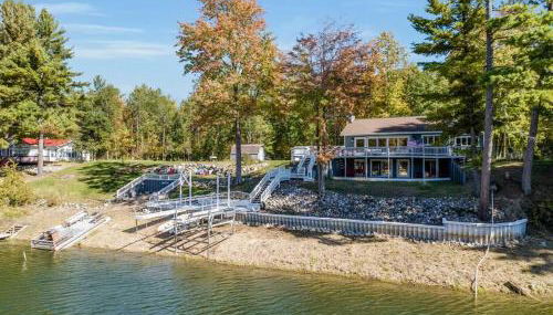 Lakefront Luxury with Private Beach, Sleeps 14 - Foto 1