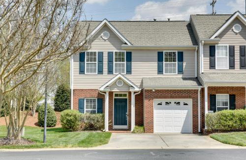 Inviting High Point Townhome with Patio and Privacy! - Foto 3