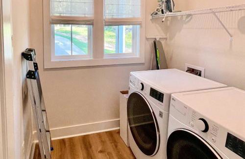 Luxe Lakefront Getaway with Porch and Water View! - Foto 30