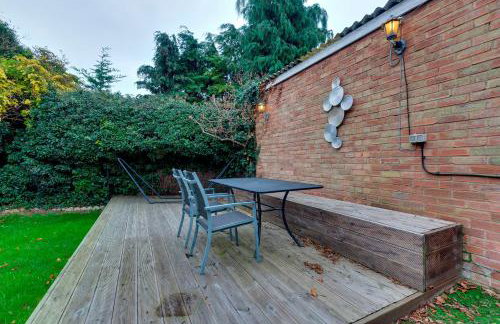 Pass the Keys Spacious and modern house with Free Parking - Photo 56