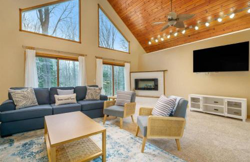 Peaceful Forested 5 Bdrm Near Lake sleeps up to 16 - Photo 3