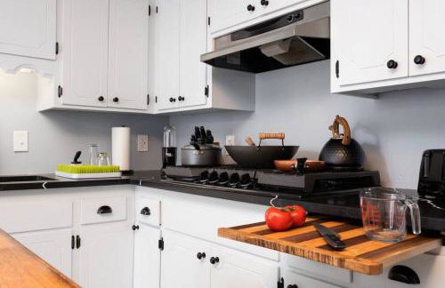 King Bed - 5 Min to MOA - 75 & 65' HDTV - Ping Pong - Foto 39