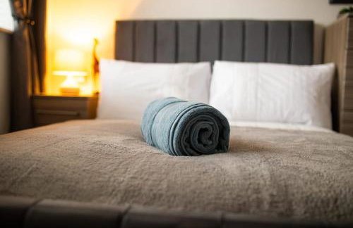 Detached Property With Secure Compound Parking - Foto 4