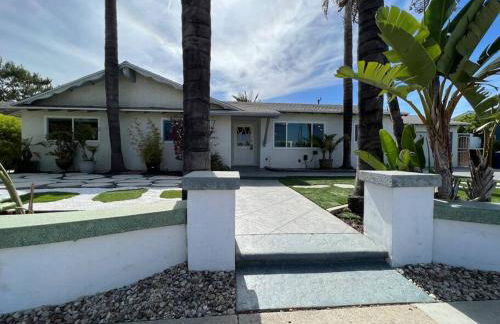 Modern 4 King Beds, Beautiful Large Backyard, Golf, WFH, Long Stays, WI-FI, FWY, 25 mins to Beach - Photo 1