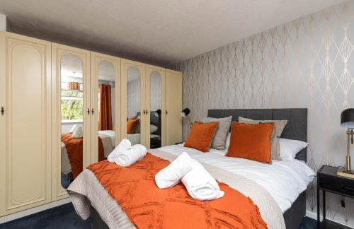 Findon House Spacious 3 bedroom, contractor, relocations friendly,10mins from GATWICK Airport, free parking, WIFI, garden, CRAWLEY - Photo 1