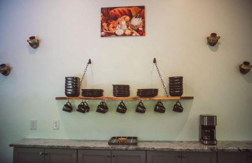 Resting Point - Hot Tub, Firepit, Spacious 4-BR Home - Foto 28