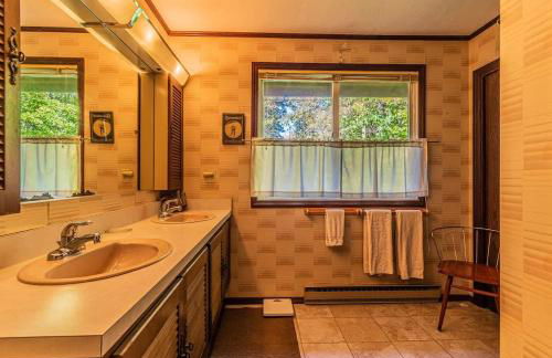 Retro Retreat Charming Home with Hot Tub & Fire Pit - Foto 10