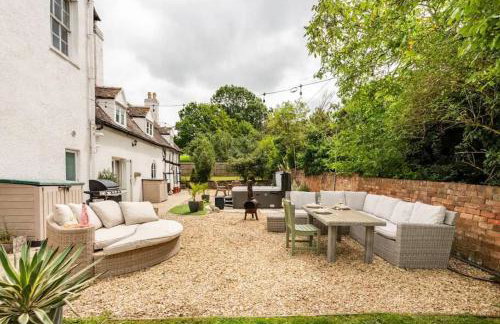 Stylish Tudor Cottage & Hot Tub - Photo 26