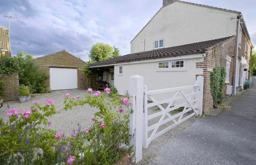 Quirky & cosy 1 or 2 bedroom house in peaceful village - Photo 8