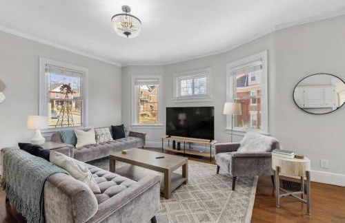 Deluxe 6 Bedroom 3 Min to Downtown w 2-car Driveway - Foto 2