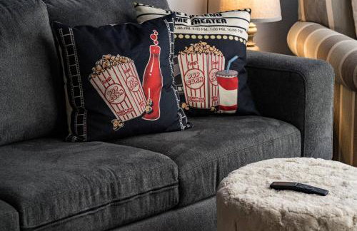 Movie Theater + Hot Tub | Game Yard | Sleeps 10! - Foto 11