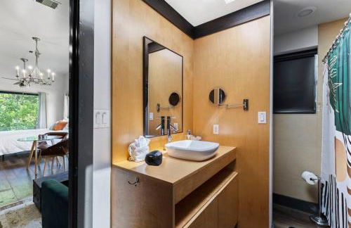 LUX Treehouse on Private Lake next to Lake Conroe with Game room, Paddleboards, Lake Views, and more! - Foto 17