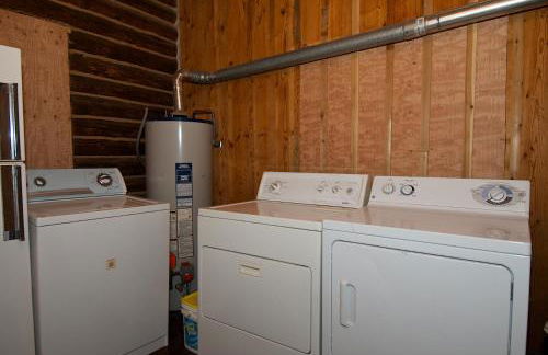 Grey Wolf Retreat by KABINO Sleeps 20 Commercial Kitchen Fire Pit WiFi Bunk Beds - Foto 28