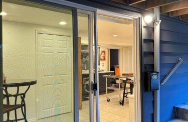 Spacious furnished in-law apartment with private deck and patio close to Light Rail - Foto 13