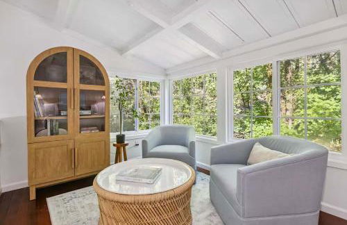 Modern Organic Home with Backyard Creek near State Park - Foto 17