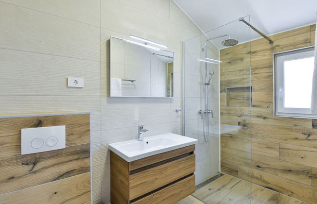 With Pool, Jacuzzi and Sauna - Photo 14