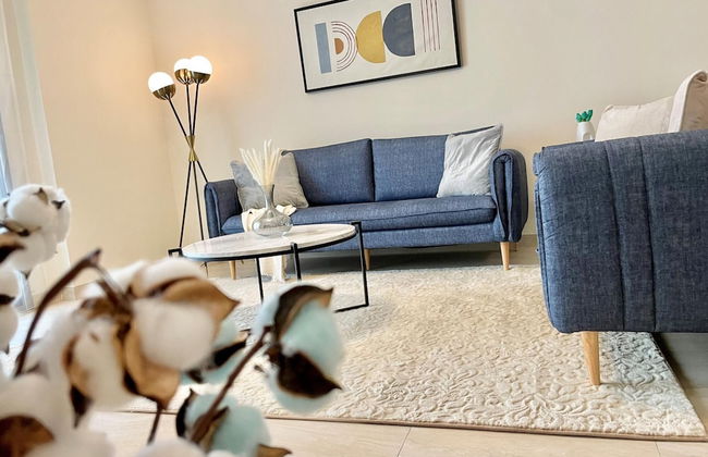 Elite LUX Holiday Homes - Spacious 2BR With Direct Metro Access in Al Furjan Dubai - Photo 1