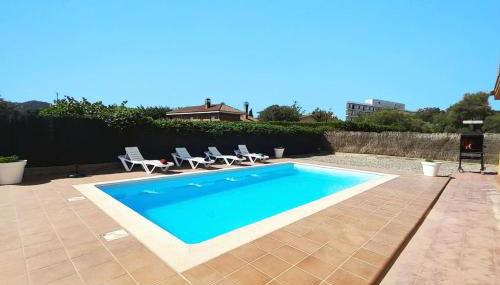 Villa Mediterránea con Cinco Dormitorios y Piscina - Foto 4