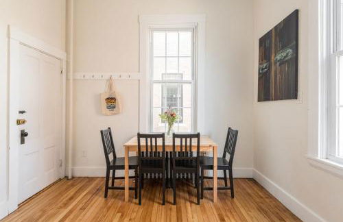 Local Landmark - Gorgeous Historic Home - Foto 29