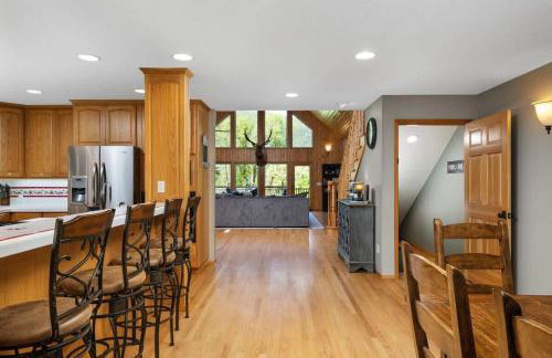 Iron Mountain - Spacious Secluded Lodge with Hot Tub & Game Room - Photo 19